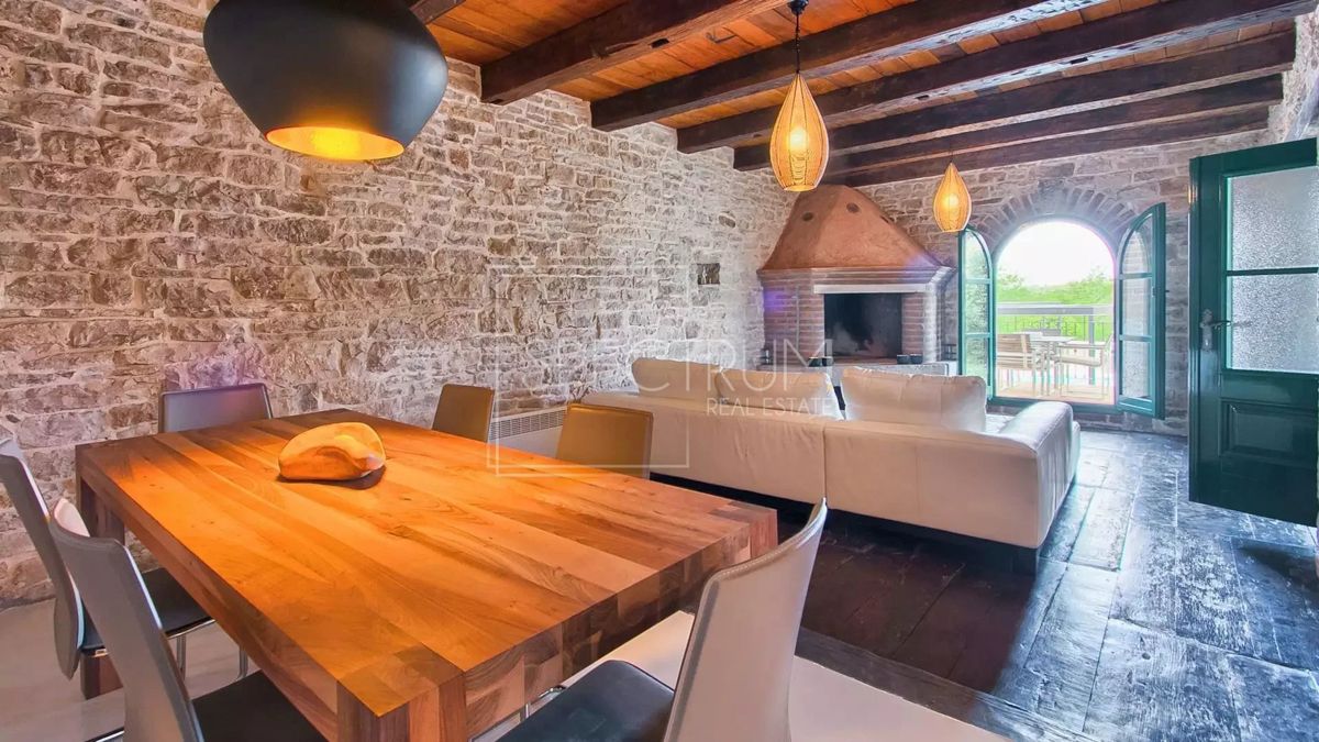 Zona di Antignana, casa in pietra ristrutturata con piscina