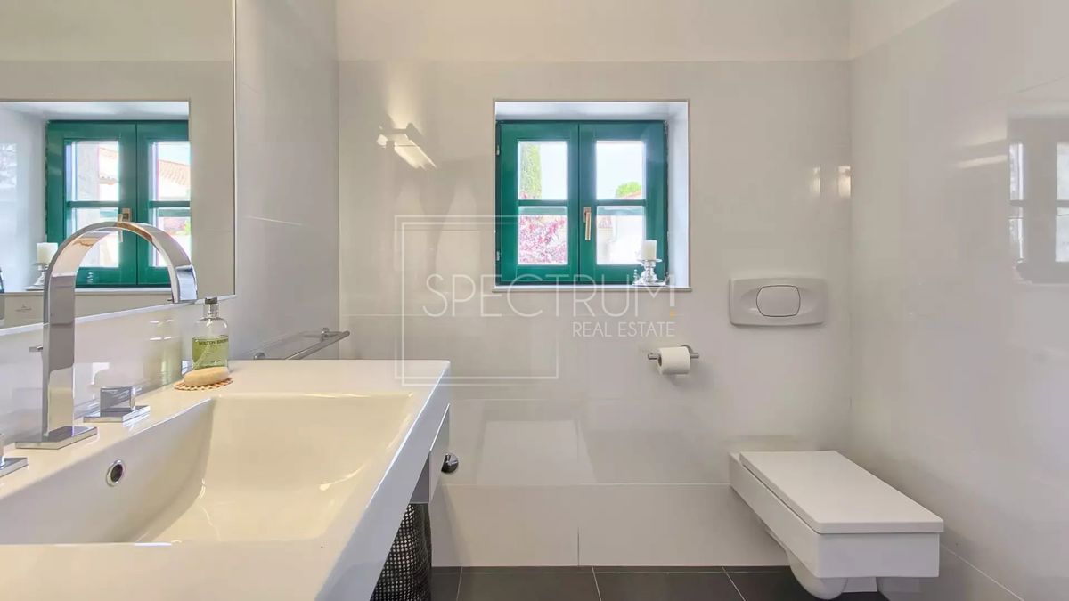 Zona di Antignana, casa in pietra ristrutturata con piscina