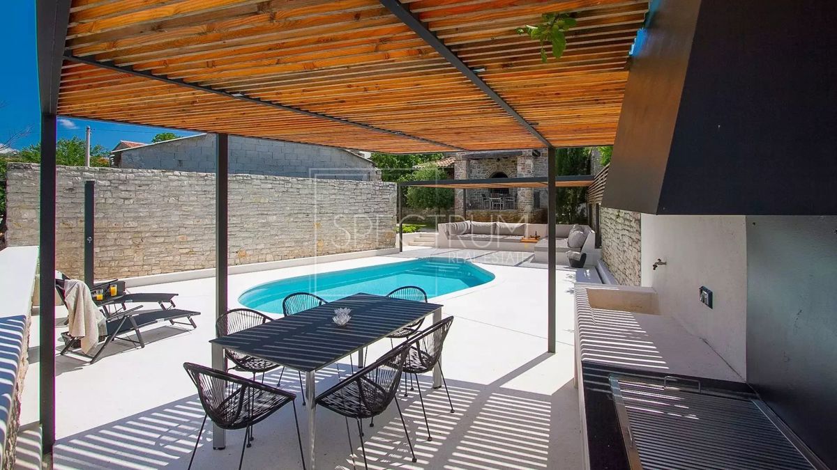 Zona di Antignana, casa in pietra ristrutturata con piscina