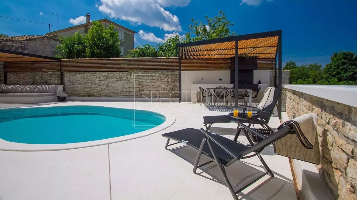 Zona di Antignana, casa in pietra ristrutturata con piscina