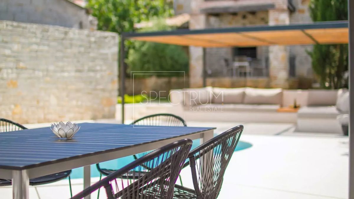 Zona di Antignana, casa in pietra ristrutturata con piscina