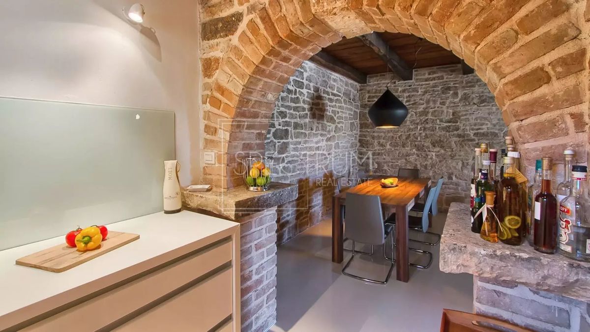 Zona di Antignana, casa in pietra ristrutturata con piscina