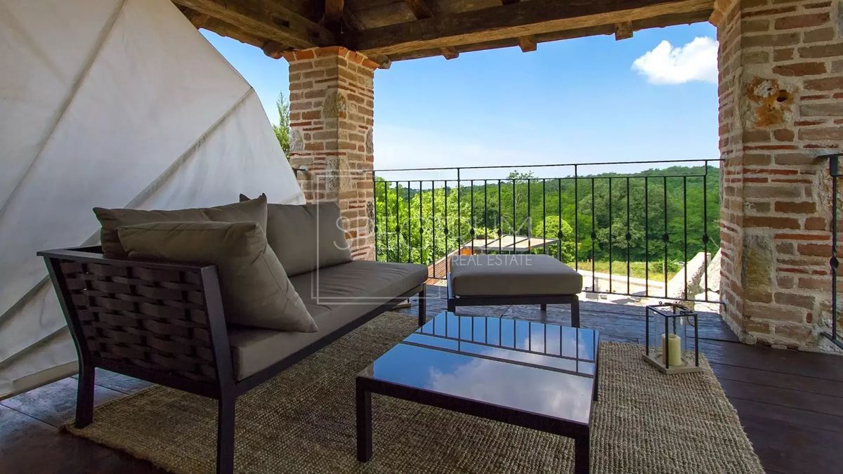 Zona di Antignana, casa in pietra ristrutturata con piscina