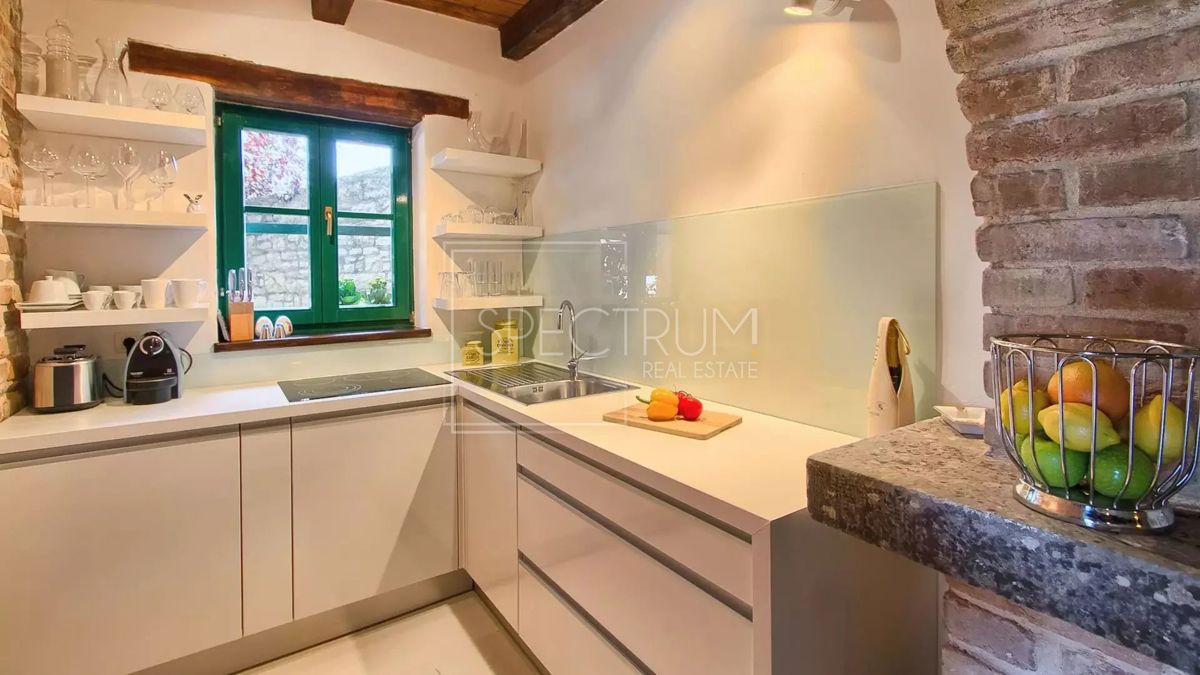 Zona di Antignana, casa in pietra ristrutturata con piscina