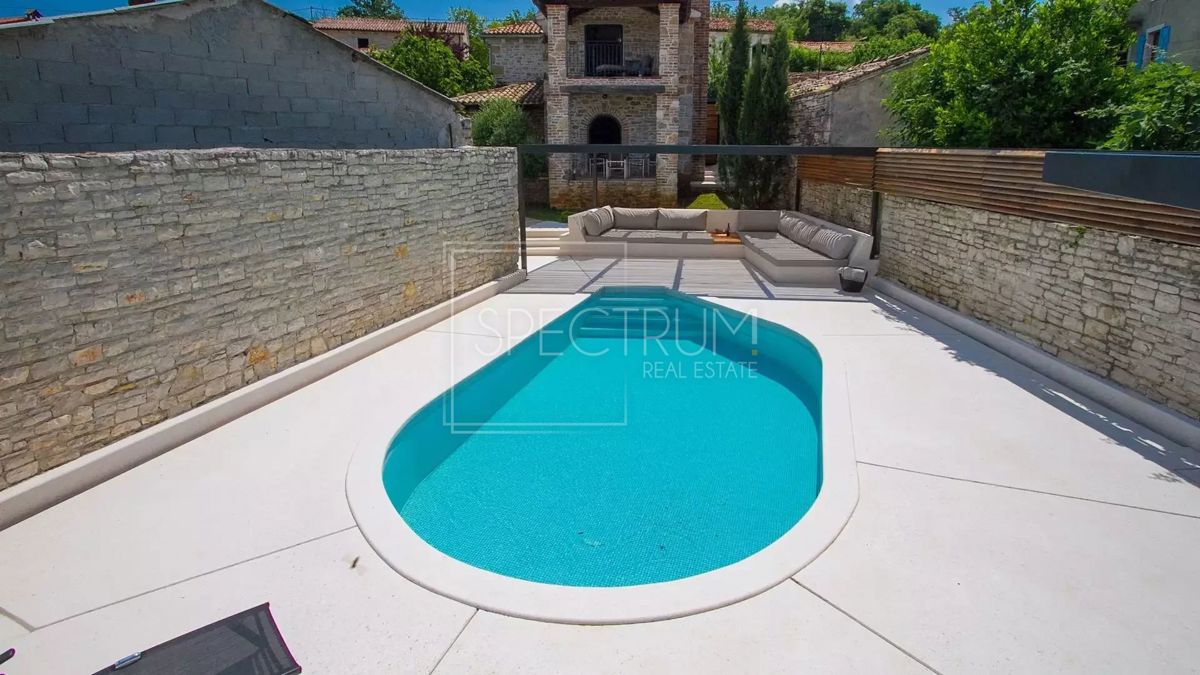 Zona di Antignana, casa in pietra ristrutturata con piscina