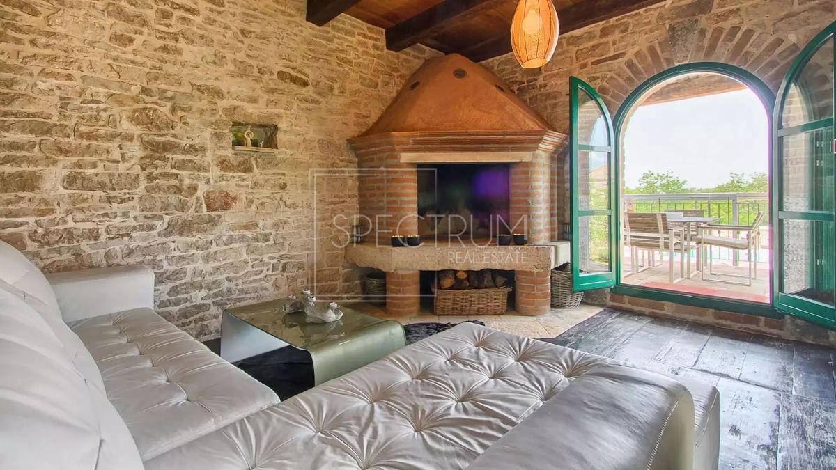 Zona di Antignana, casa in pietra ristrutturata con piscina