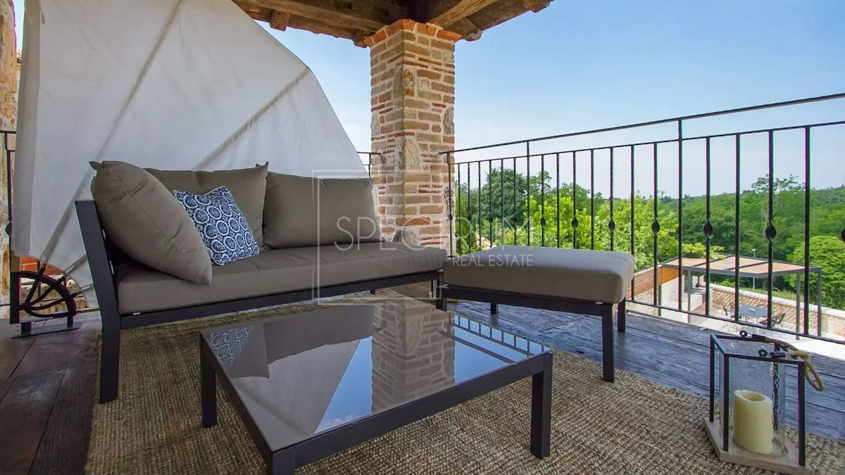 Zona di Antignana, casa in pietra ristrutturata con piscina