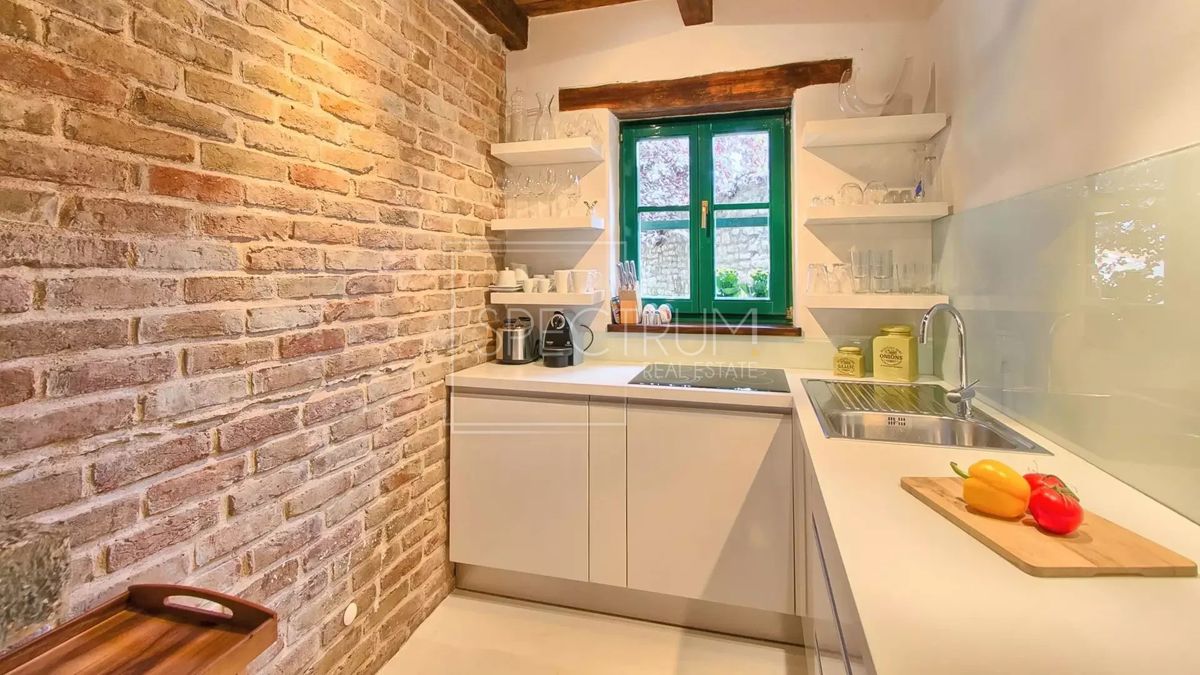 Zona di Antignana, casa in pietra ristrutturata con piscina