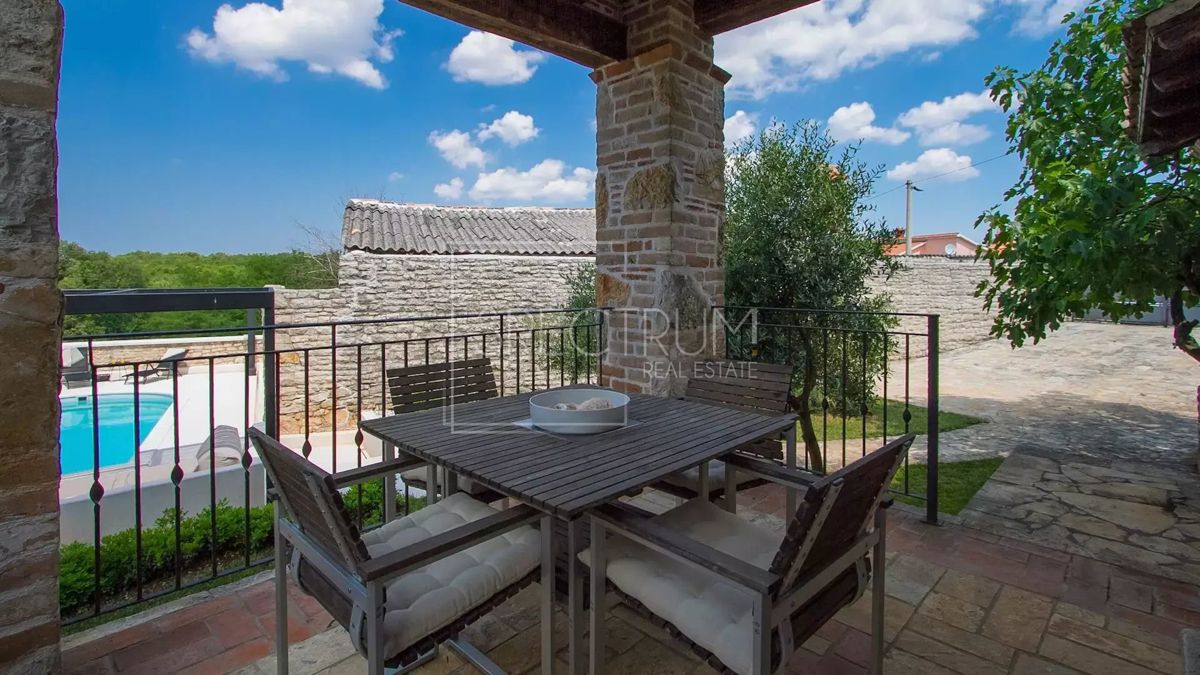 Zona di Antignana, casa in pietra ristrutturata con piscina