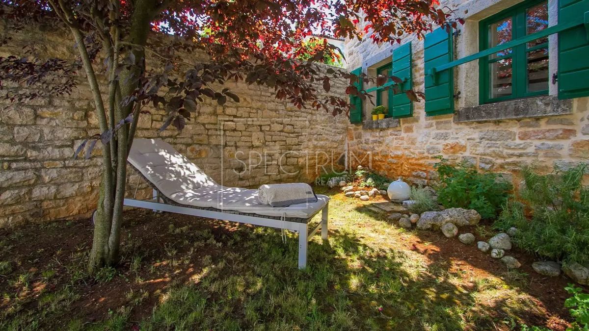 Zona di Antignana, casa in pietra ristrutturata con piscina