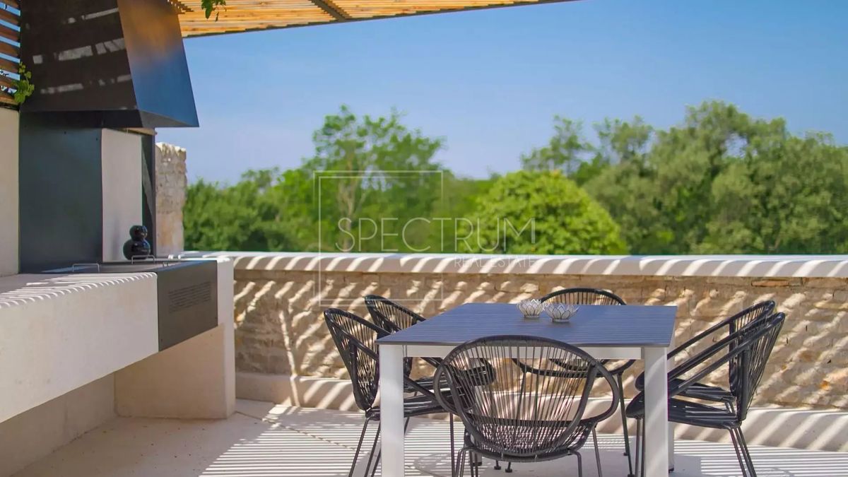 Zona di Antignana, casa in pietra ristrutturata con piscina