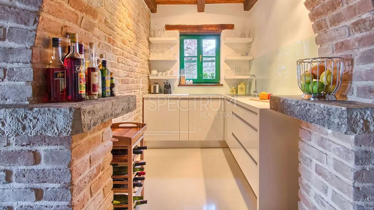 Zona di Antignana, casa in pietra ristrutturata con piscina