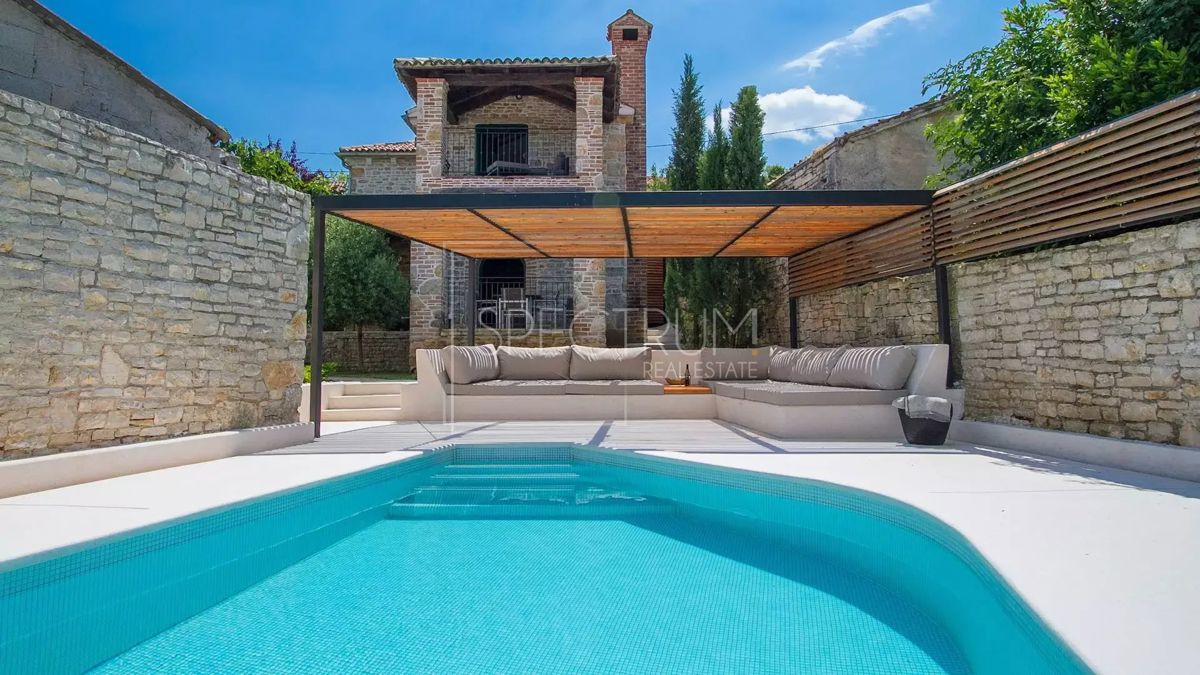 Zona di Antignana, casa in pietra ristrutturata con piscina