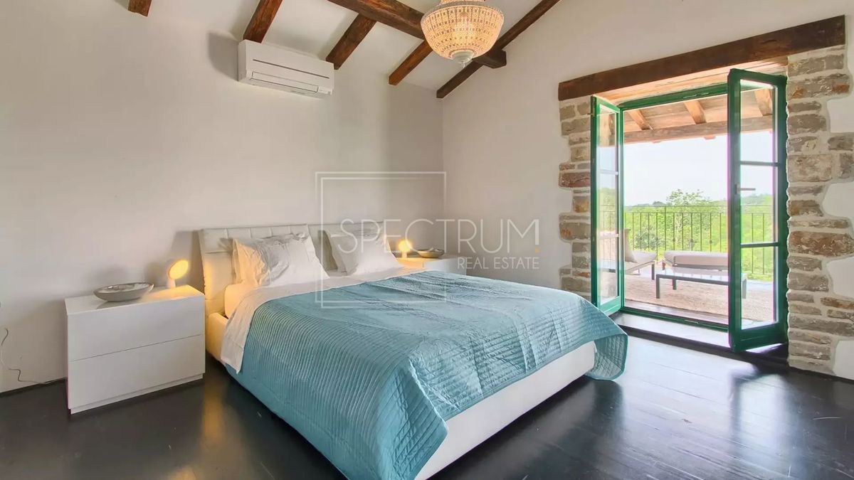 Zona di Antignana, casa in pietra ristrutturata con piscina