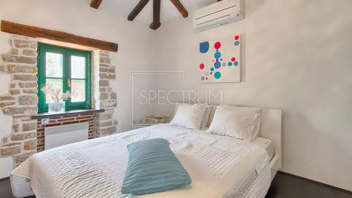 Zona di Antignana, casa in pietra ristrutturata con piscina