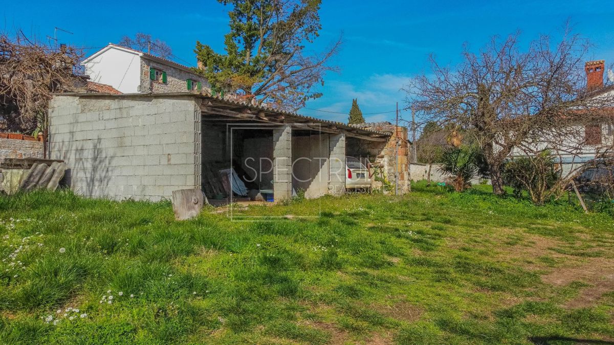 Zona Parenzo, casa in pietra con cortile