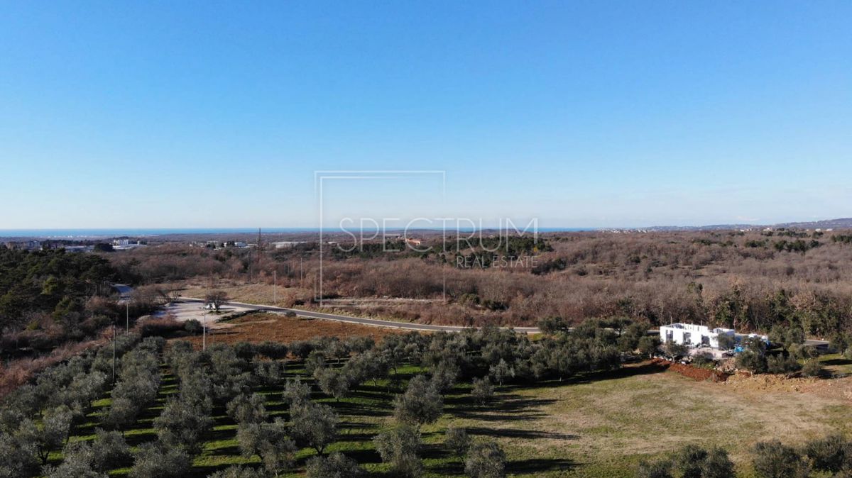 Zona di Buie, terreno edificabile in posizione tranquilla