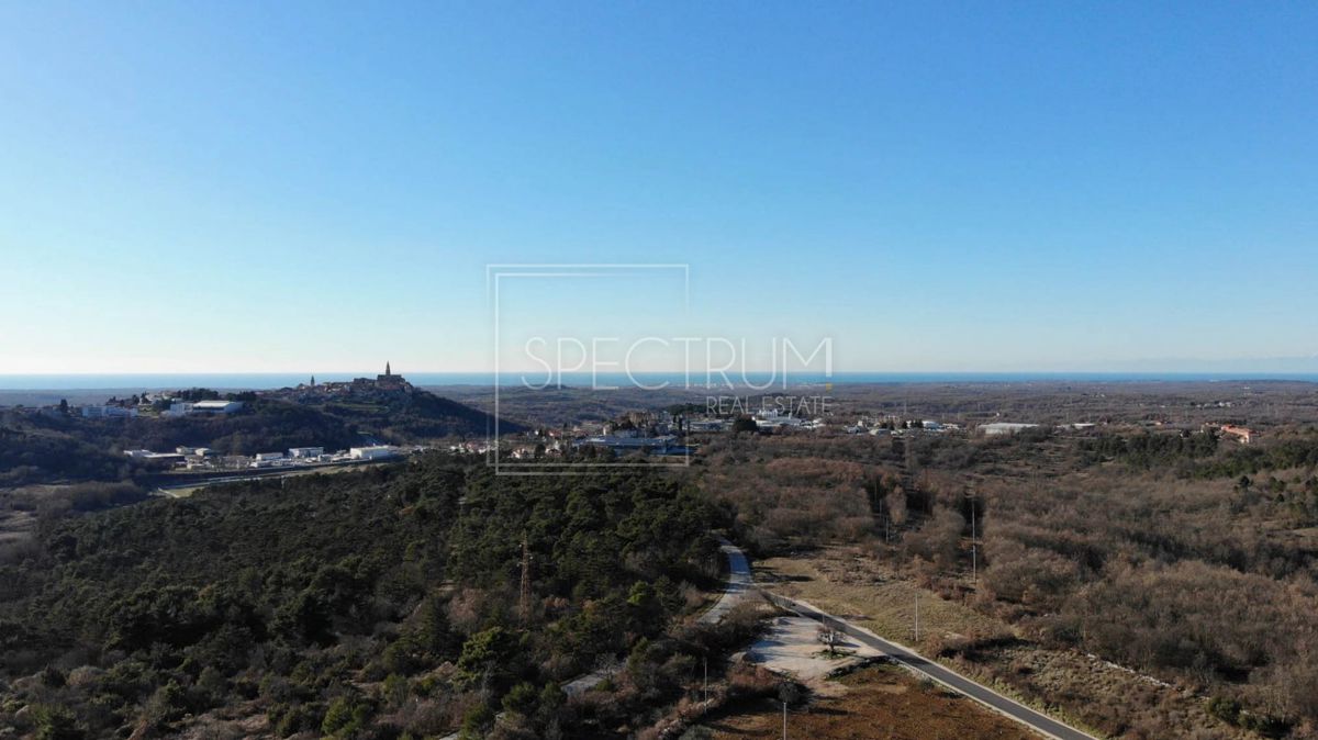 Zona di Buie, terreno edificabile in posizione tranquilla