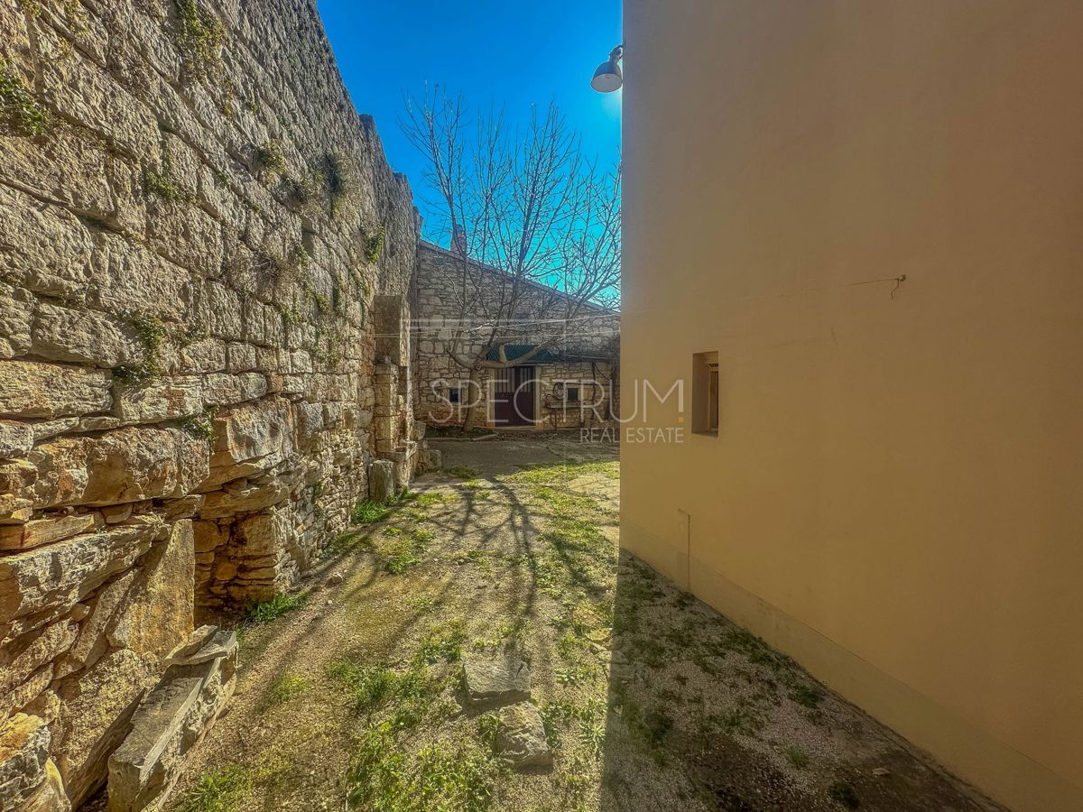 San Lorenzo, casa in pietra istriana con cortile al centro