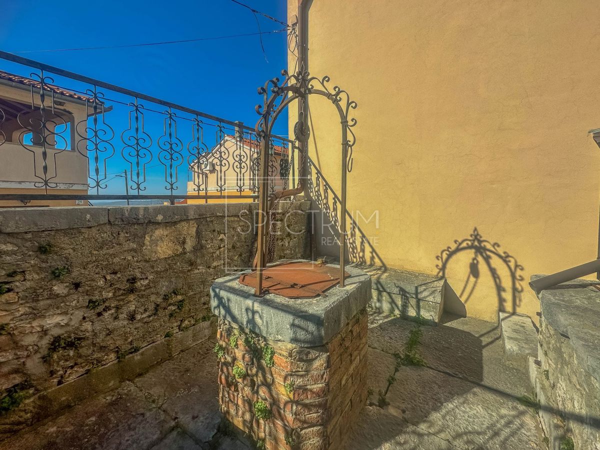 San Lorenzo, casa in pietra istriana con cortile al centro