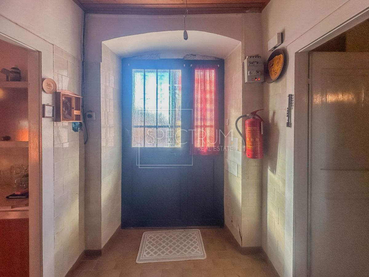 San Lorenzo, casa in pietra istriana con cortile al centro