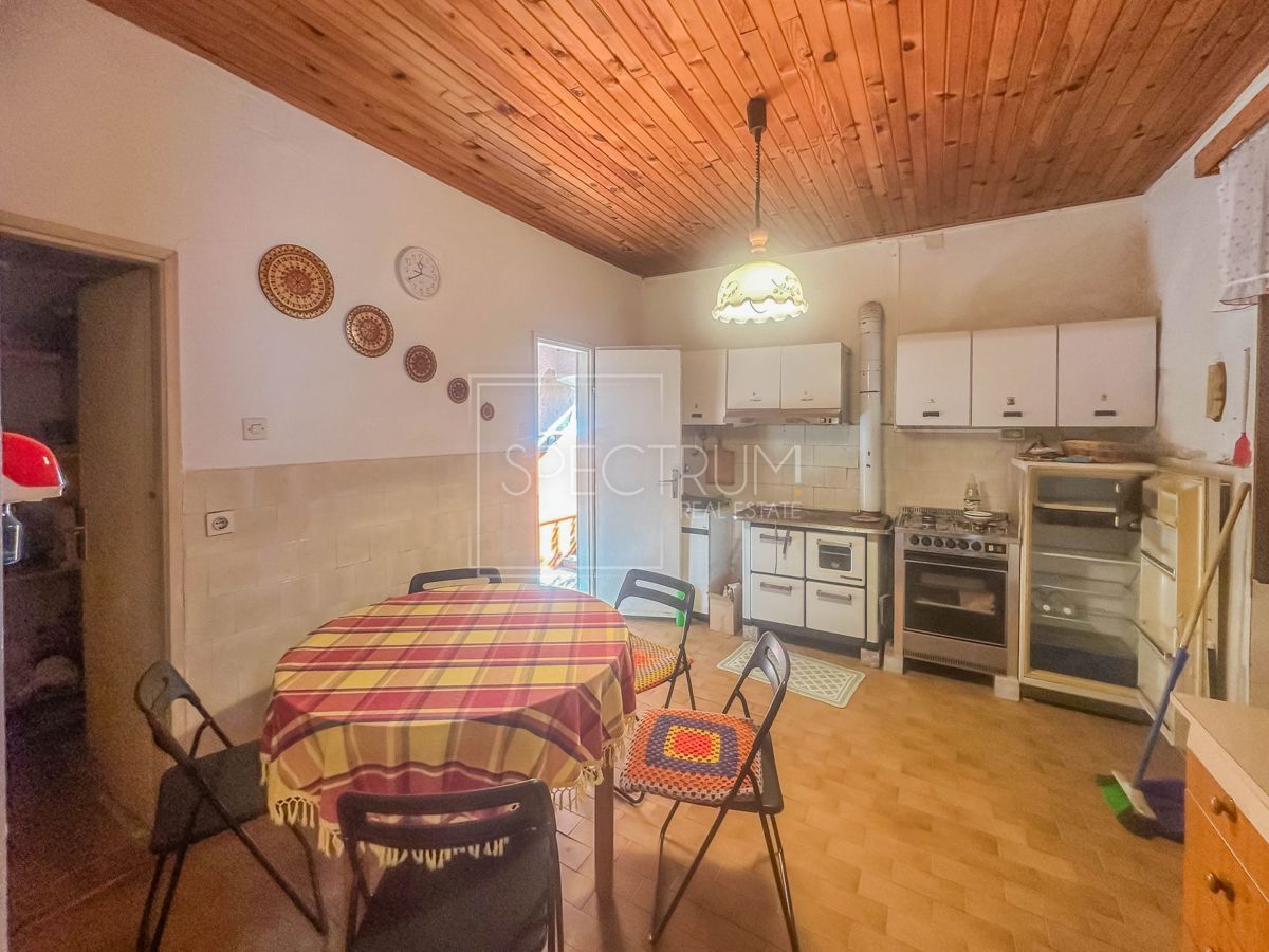 San Lorenzo, casa in pietra istriana con cortile al centro