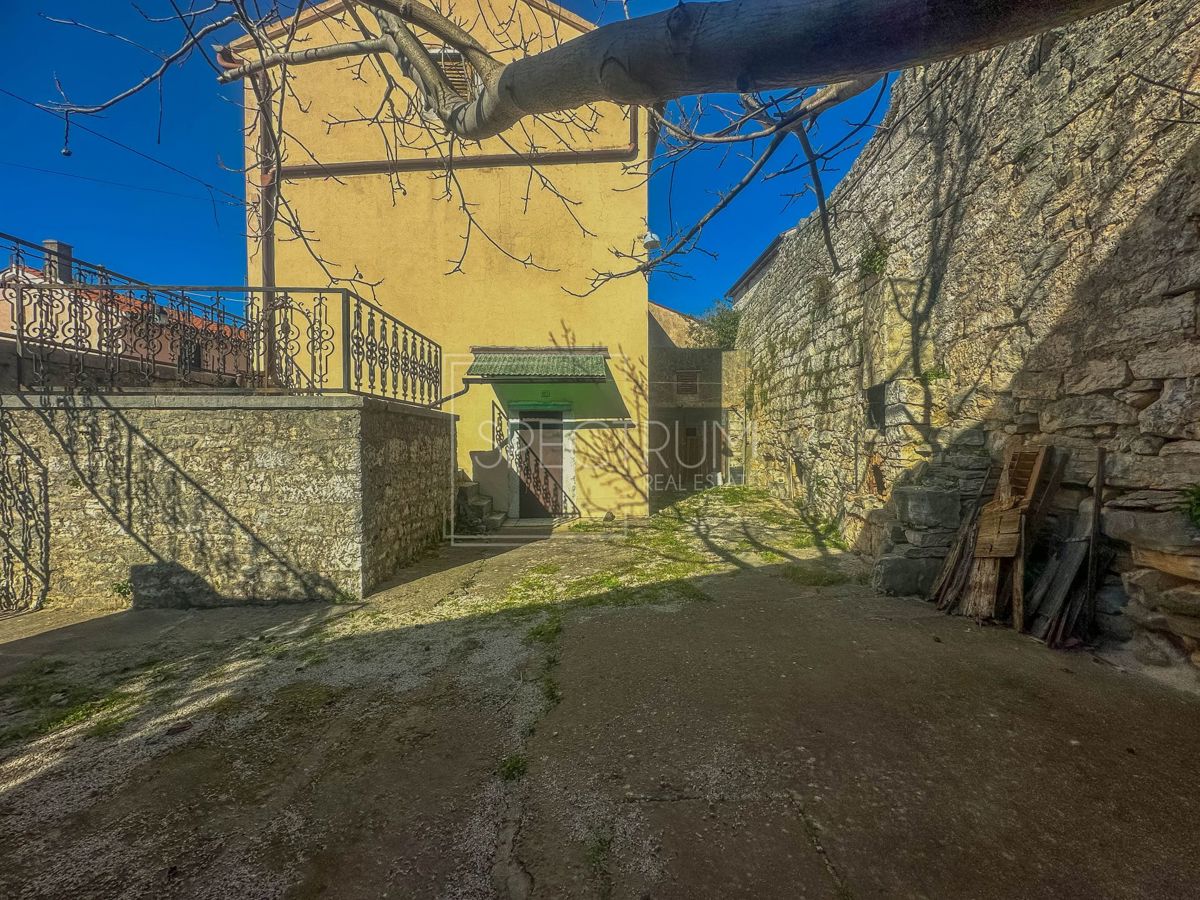San Lorenzo, casa in pietra istriana con cortile al centro