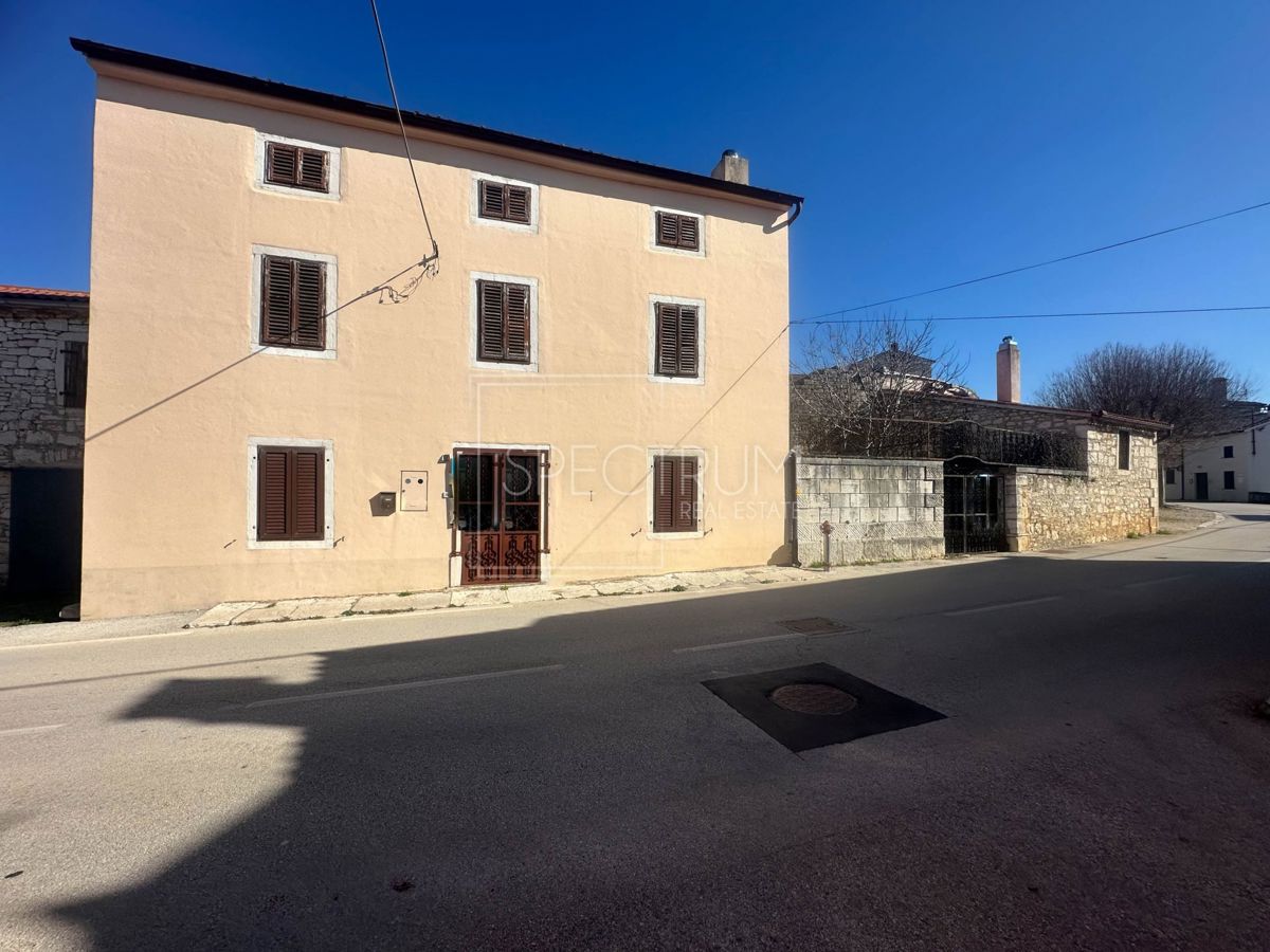 San Lorenzo, casa in pietra istriana con cortile al centro