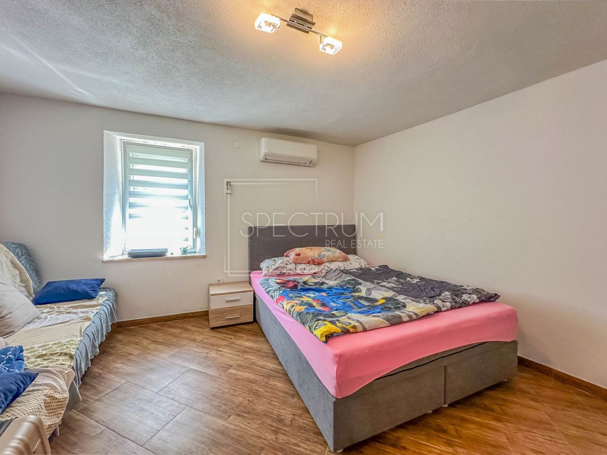 Verteneglio, casa a schiera in pietra con 2 appartamenti