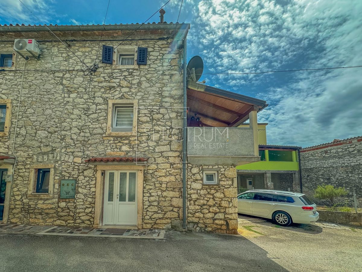 Verteneglio, casa a schiera in pietra con 2 appartamenti