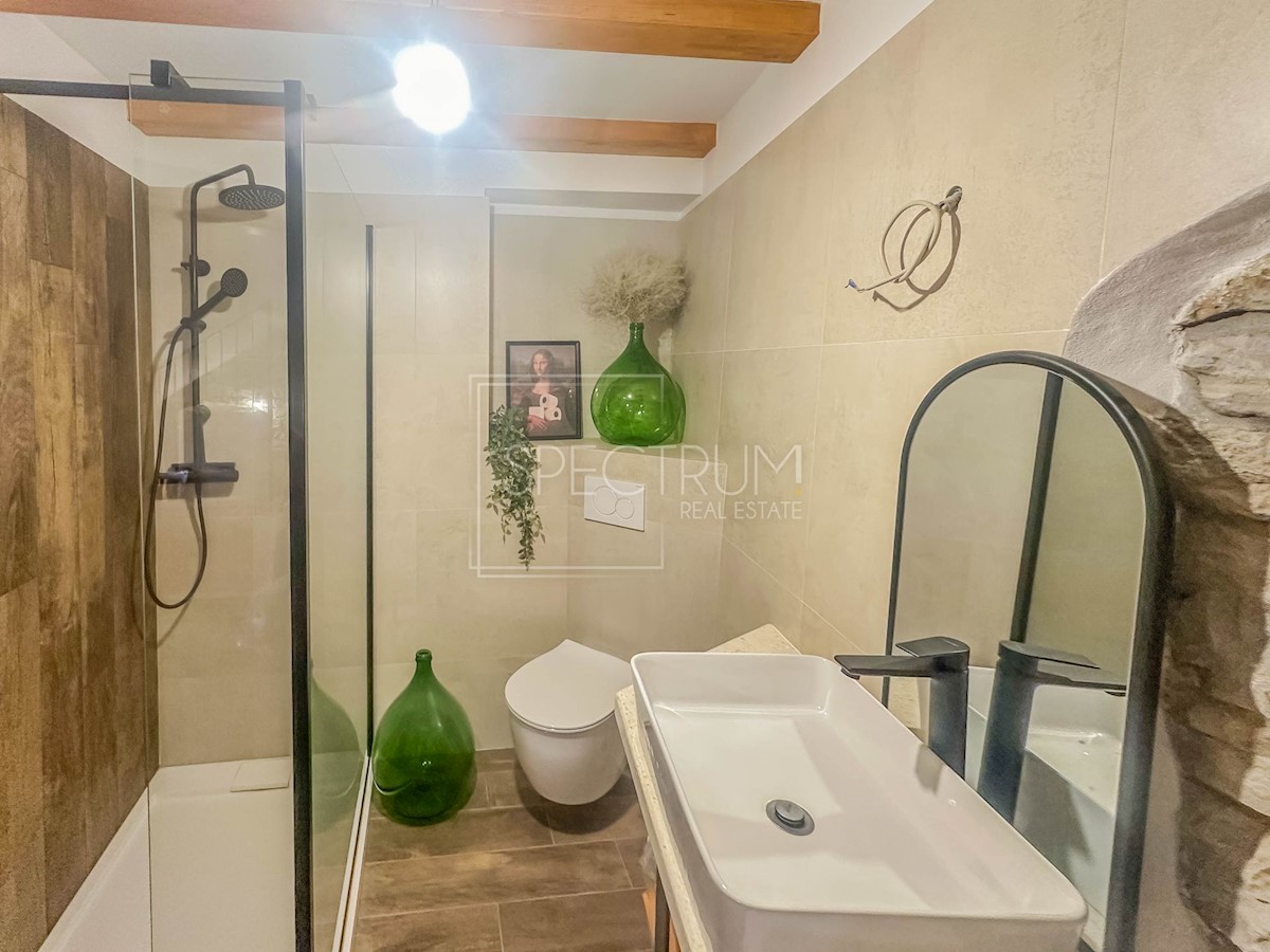 Dintorni di Portole, casa in pietra ristrutturata con vista