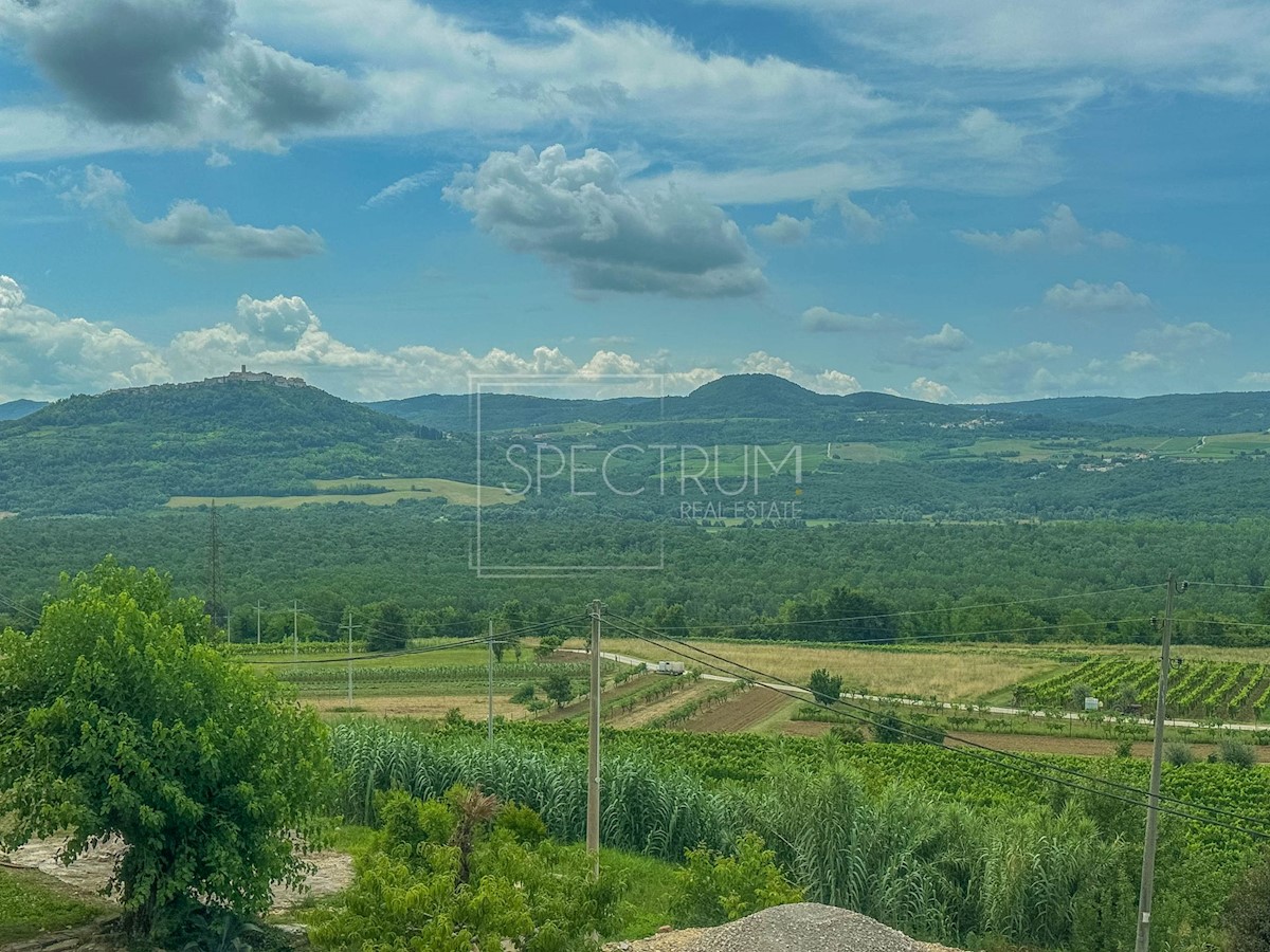 Dintorni di Portole, casa in pietra ristrutturata con vista