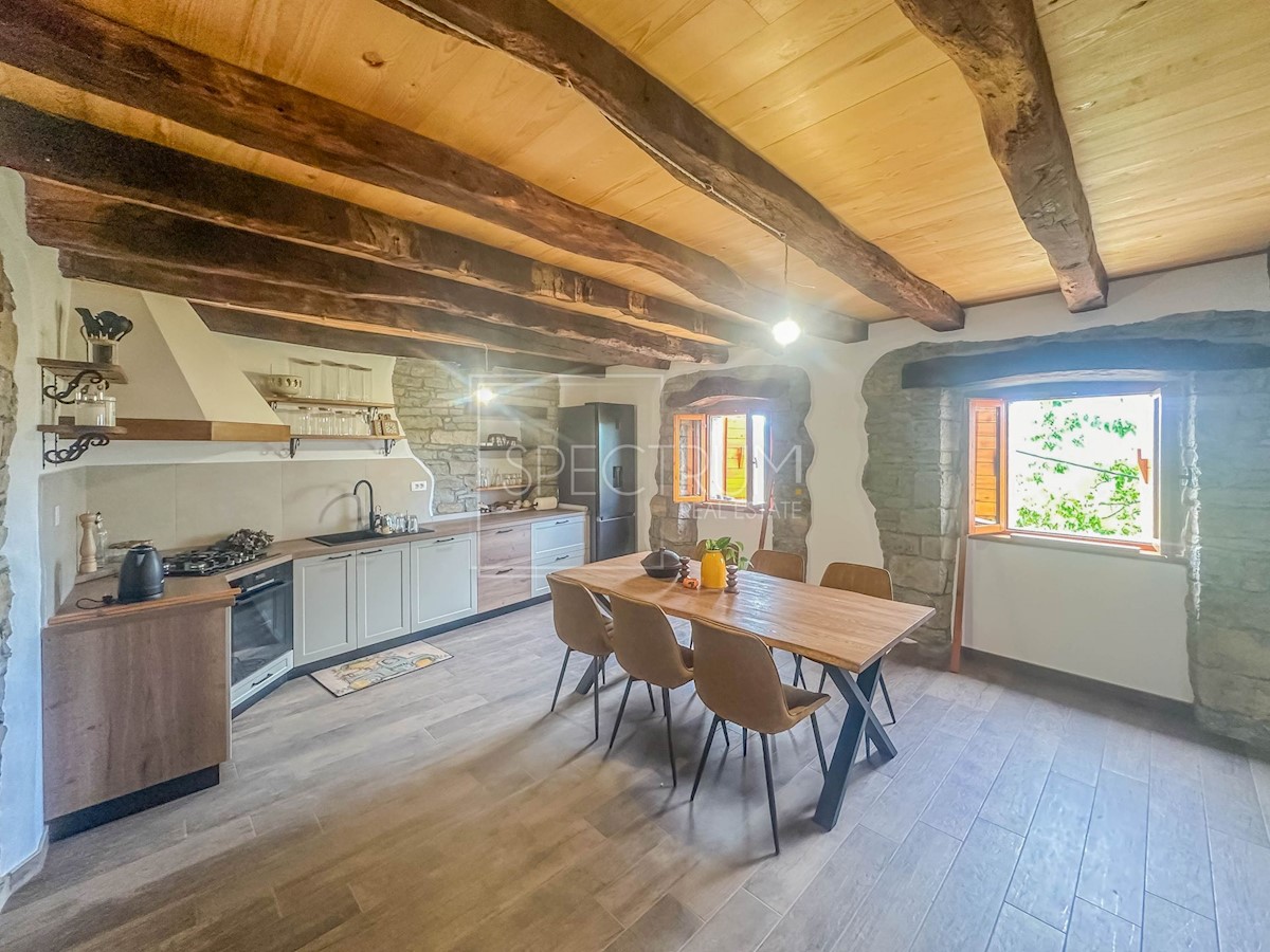 Dintorni di Portole, casa in pietra ristrutturata con vista