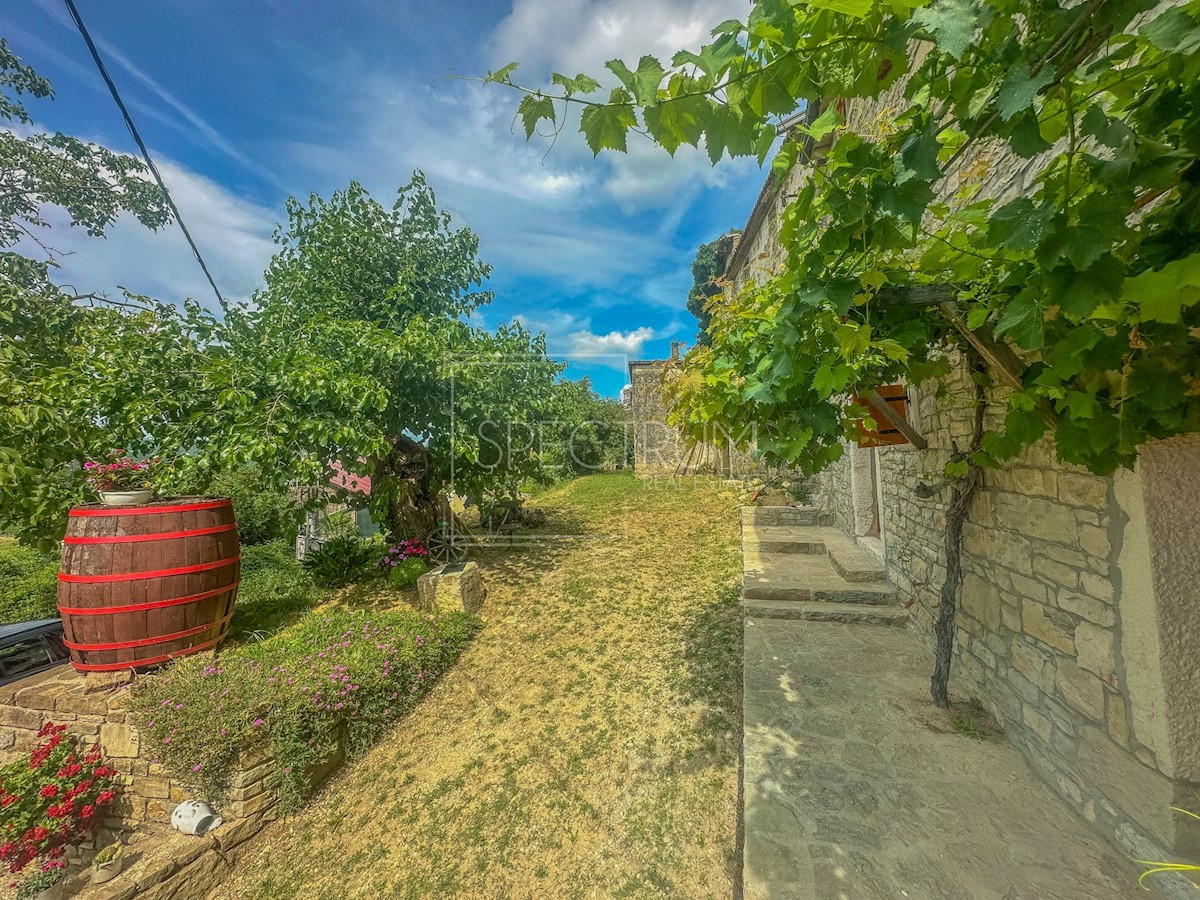 Dintorni di Portole, casa in pietra ristrutturata con vista