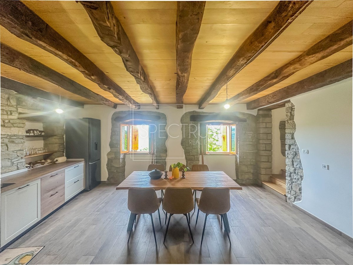 Dintorni di Portole, casa in pietra ristrutturata con vista