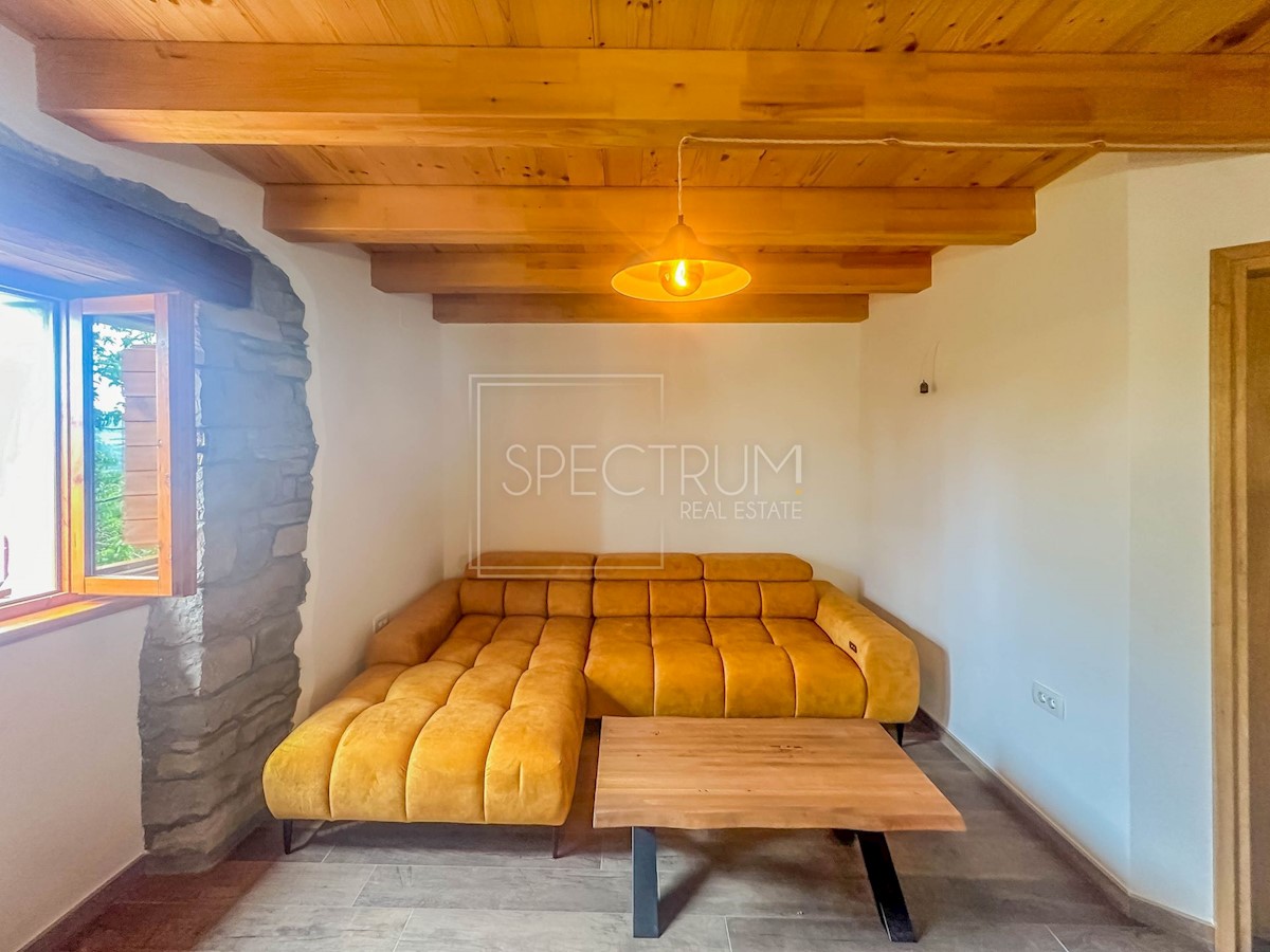 Dintorni di Portole, casa in pietra ristrutturata con vista