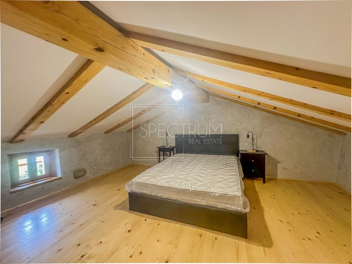 Dintorni di Portole, casa in pietra ristrutturata con vista