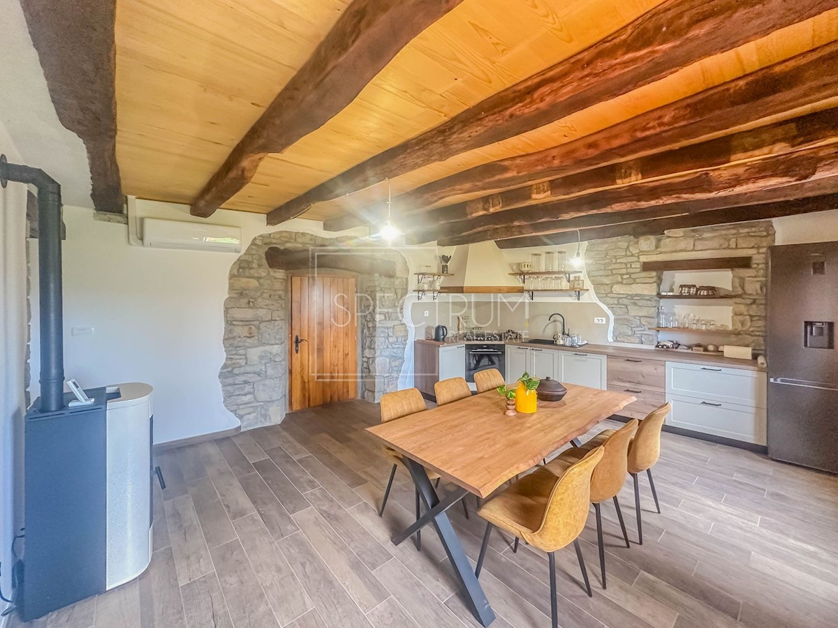 Dintorni di Portole, casa in pietra ristrutturata con vista