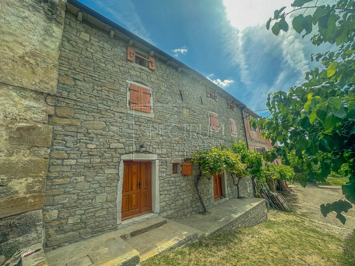 Dintorni di Portole, casa in pietra ristrutturata con vista