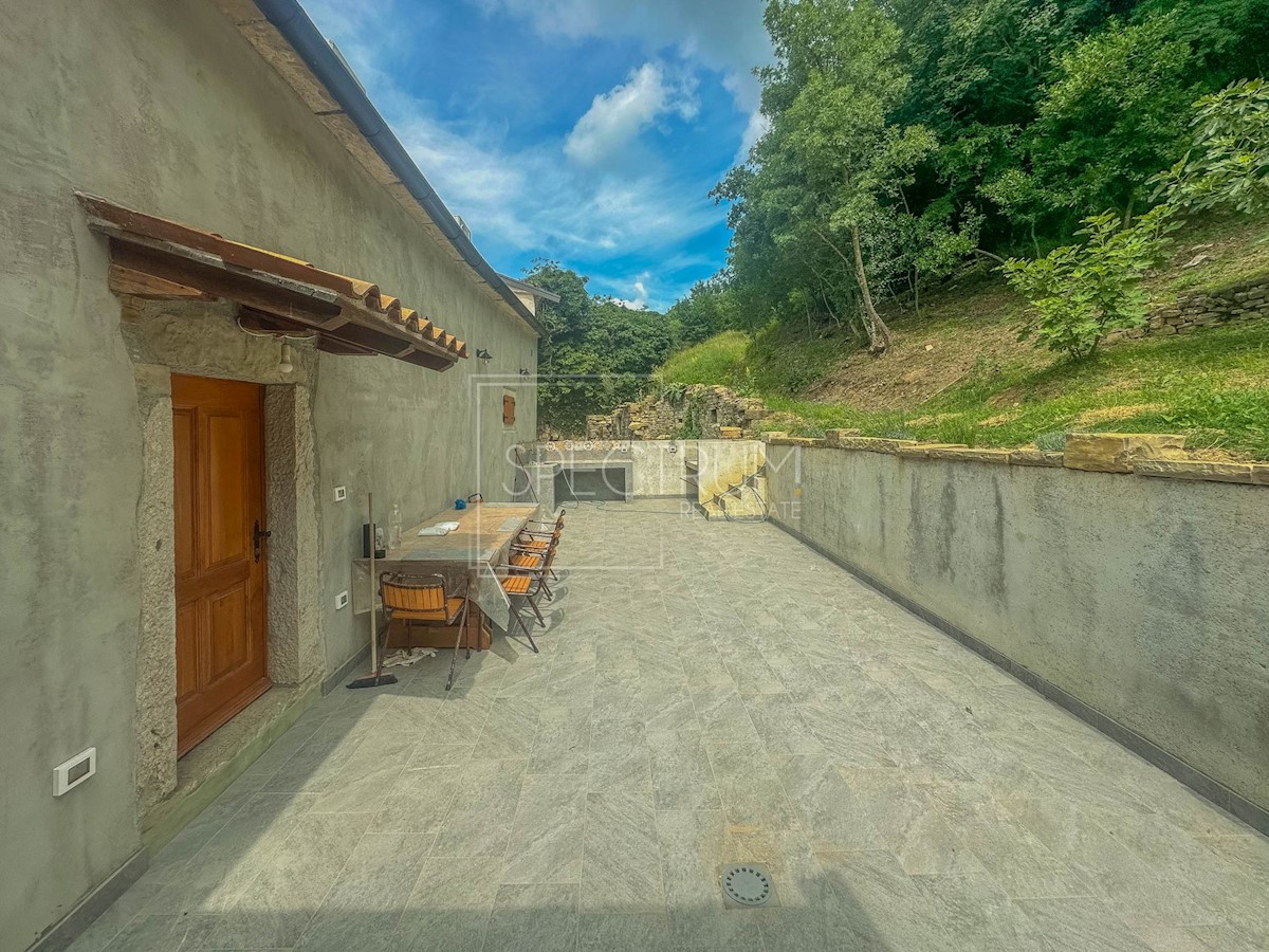 Dintorni di Portole, casa in pietra ristrutturata con vista