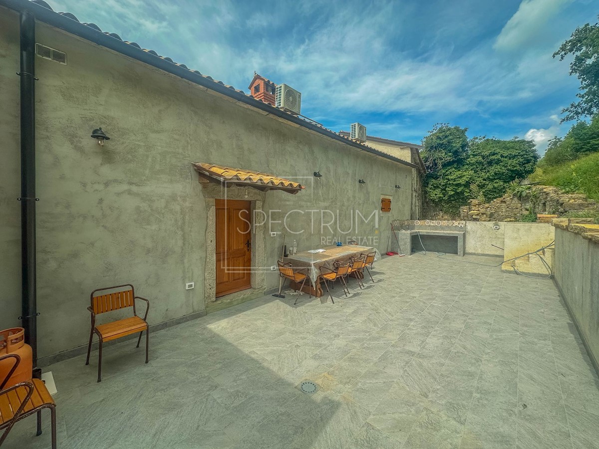 Dintorni di Portole, casa in pietra ristrutturata con vista