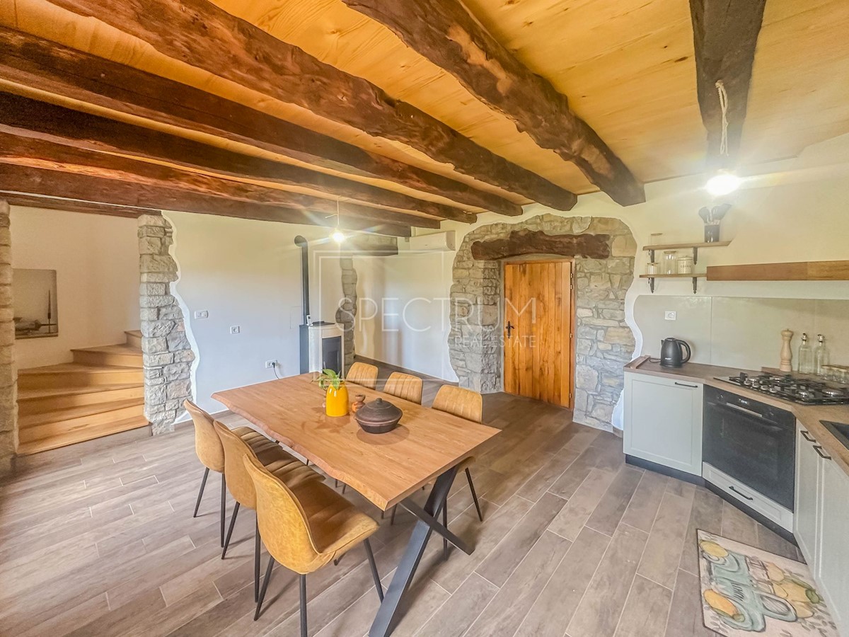 Dintorni di Portole, casa in pietra ristrutturata con vista