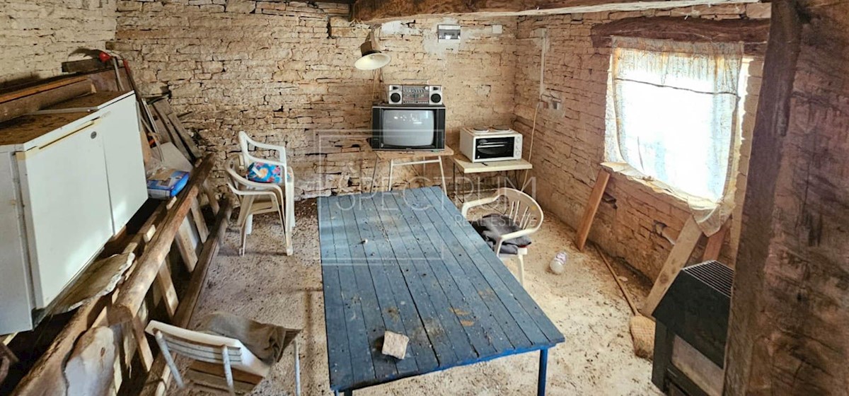 Dintorni di Portole, casa in pietra con terreno in una posizione tranquilla