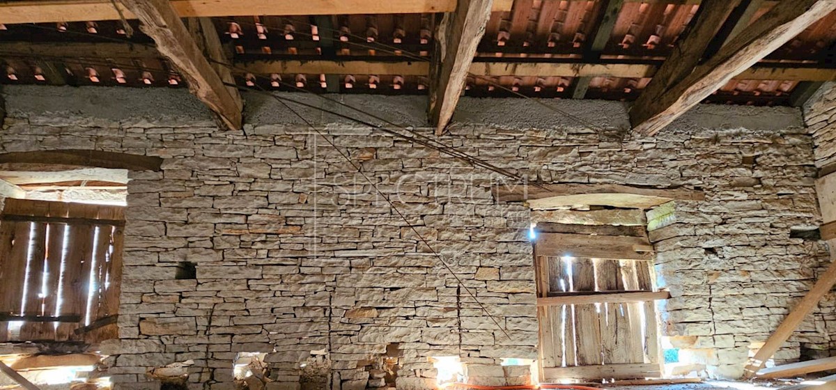 Dintorni di Portole, casa in pietra con terreno in una posizione tranquilla