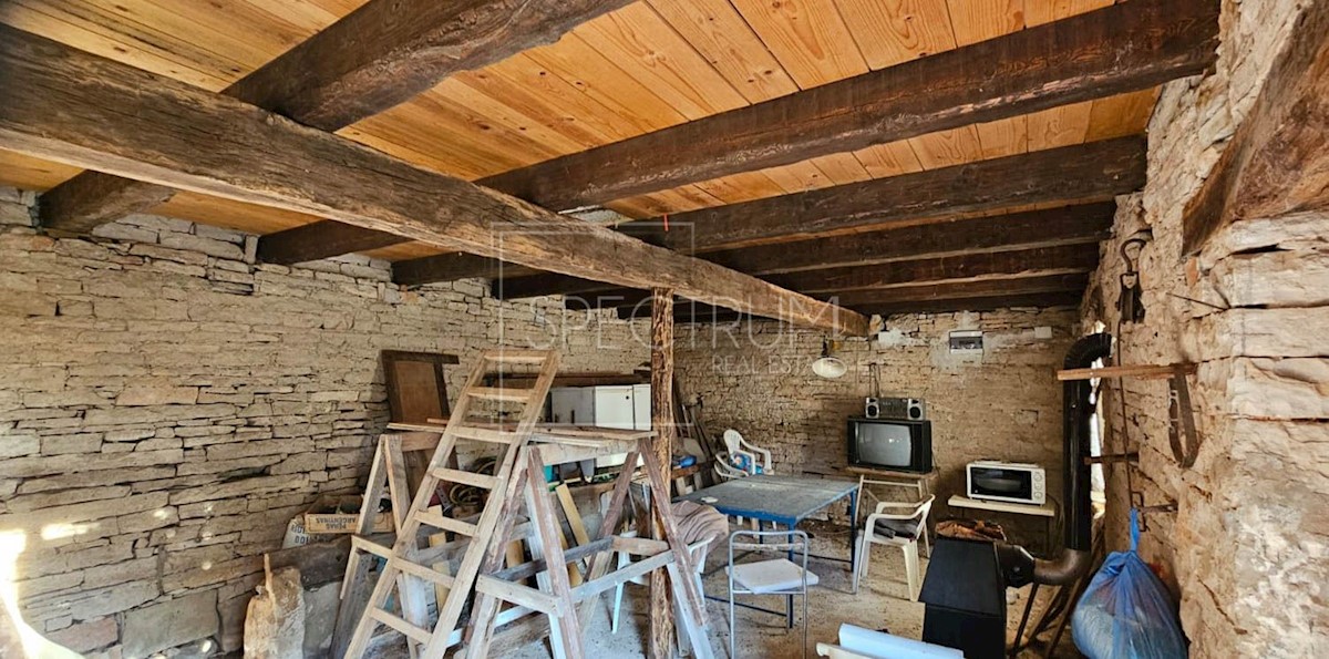 Dintorni di Portole, casa in pietra con terreno in una posizione tranquilla