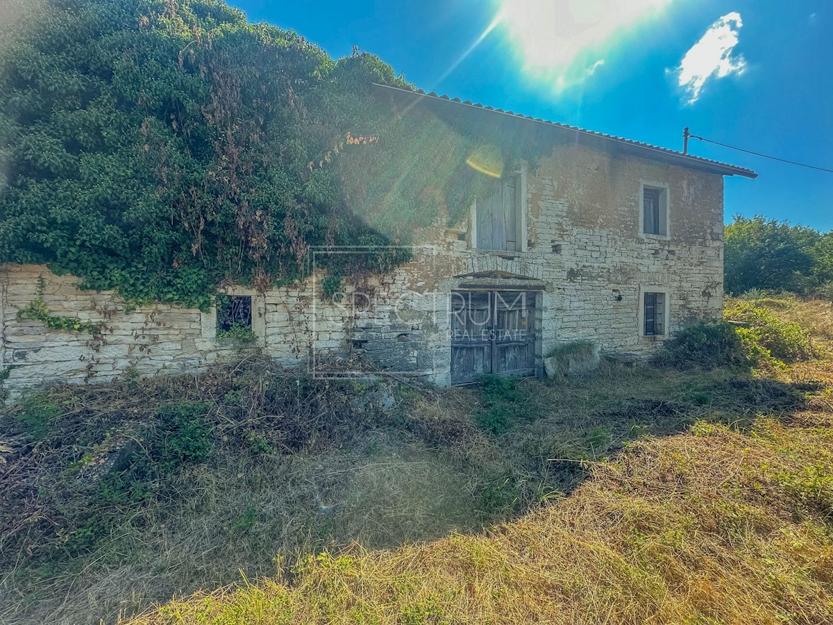 Dintorni di Portole, casa in pietra con terreno in una posizione tranquilla