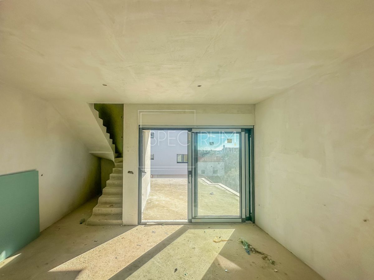 Zona Umago, appartamento moderno su due piani a 350 m dal mare