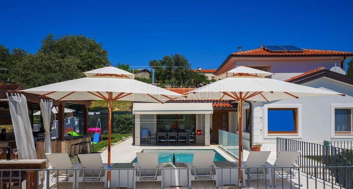 Zona di Verteneglio, villa con piscina in posizione tranquilla