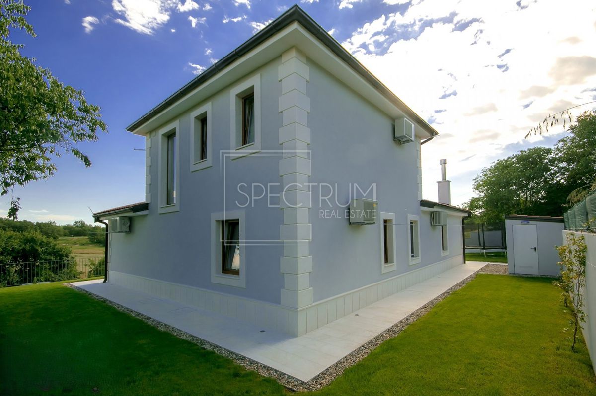 Zona di Verteneglio, villa con piscina in posizione tranquilla