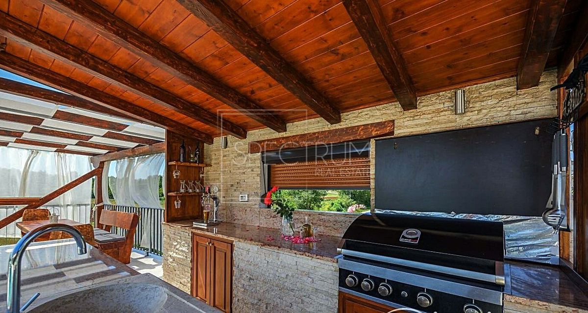 Zona di Verteneglio, villa con piscina in posizione tranquilla
